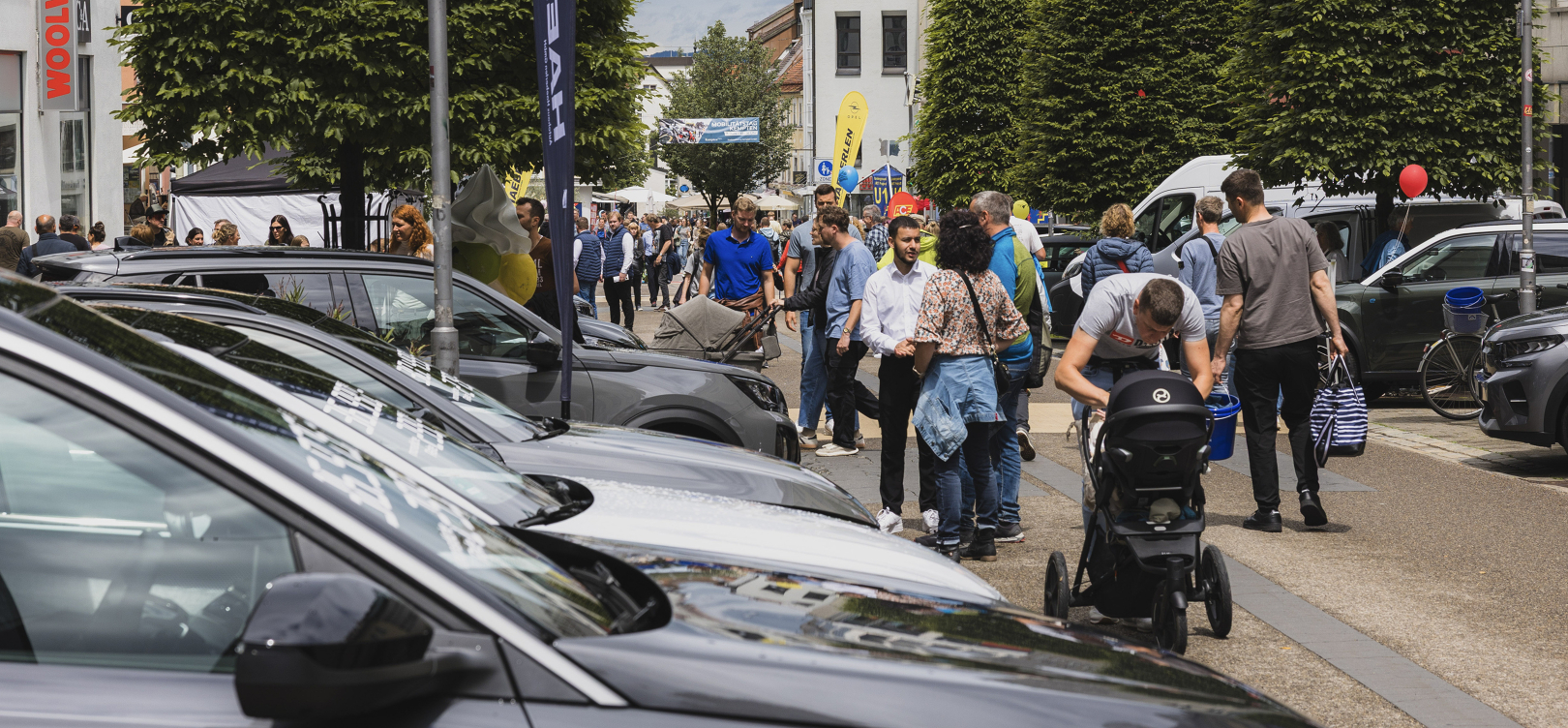 Autos und Menschen in der Bahnhofstraße