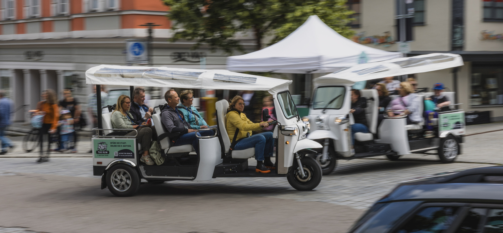 E-TukTuk fahren durch die Straßem