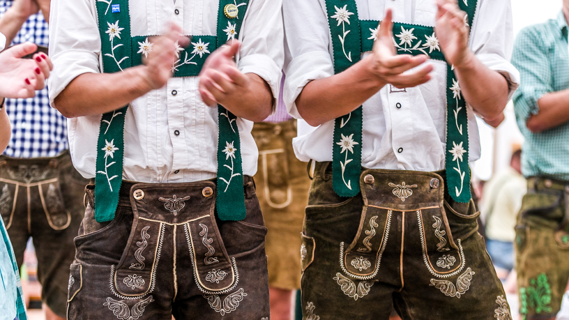 Bild von Menschen in Tracht beim Feiern