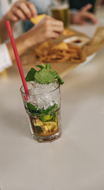 Getränk und Snacks in einer Bar