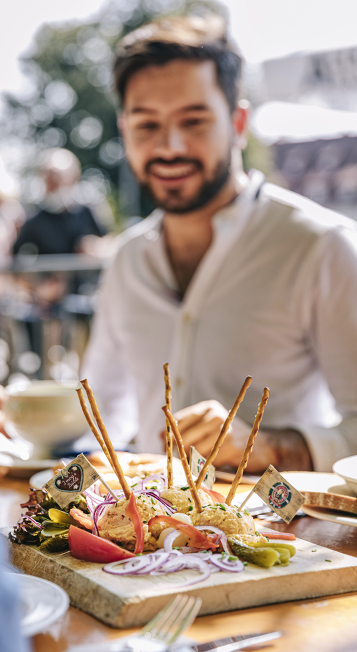 Brotzeitplatte im Biergarten