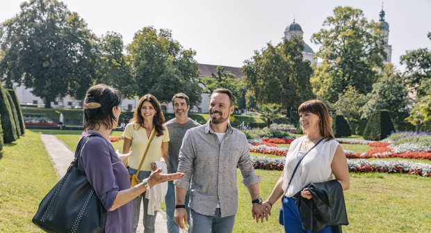 Menschengruppe im Hofgarten Kempten