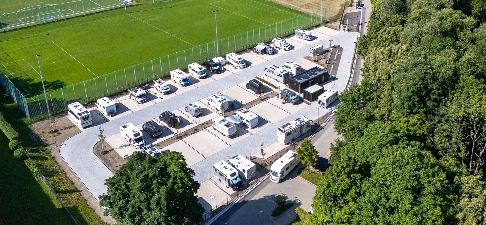 Luftaufnahme des Wohnmobilstellplatzes
