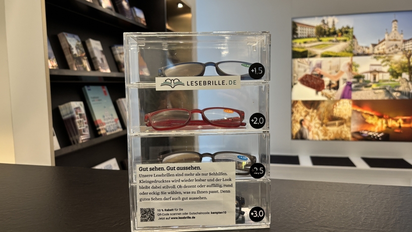 Vier Lesebrillen am Schalter in der Tourist Information
