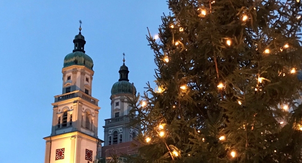 Basilila St. Lorenz und ein Baum mit Weihnachtsbeleuchtung
