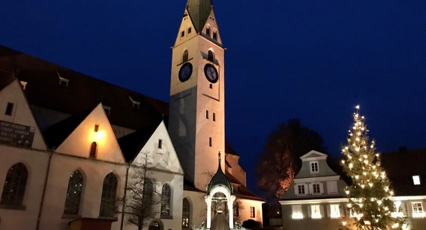 St.-Mang-Kirche, St.-Mang-Brunnen und ein Baum mit Weihnachtsbeleuchtung