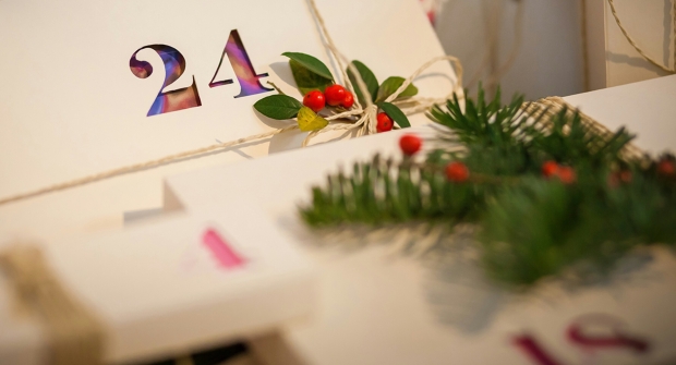 Eine Geschenksverpackung, die mit der Nummer 24 versehen ist