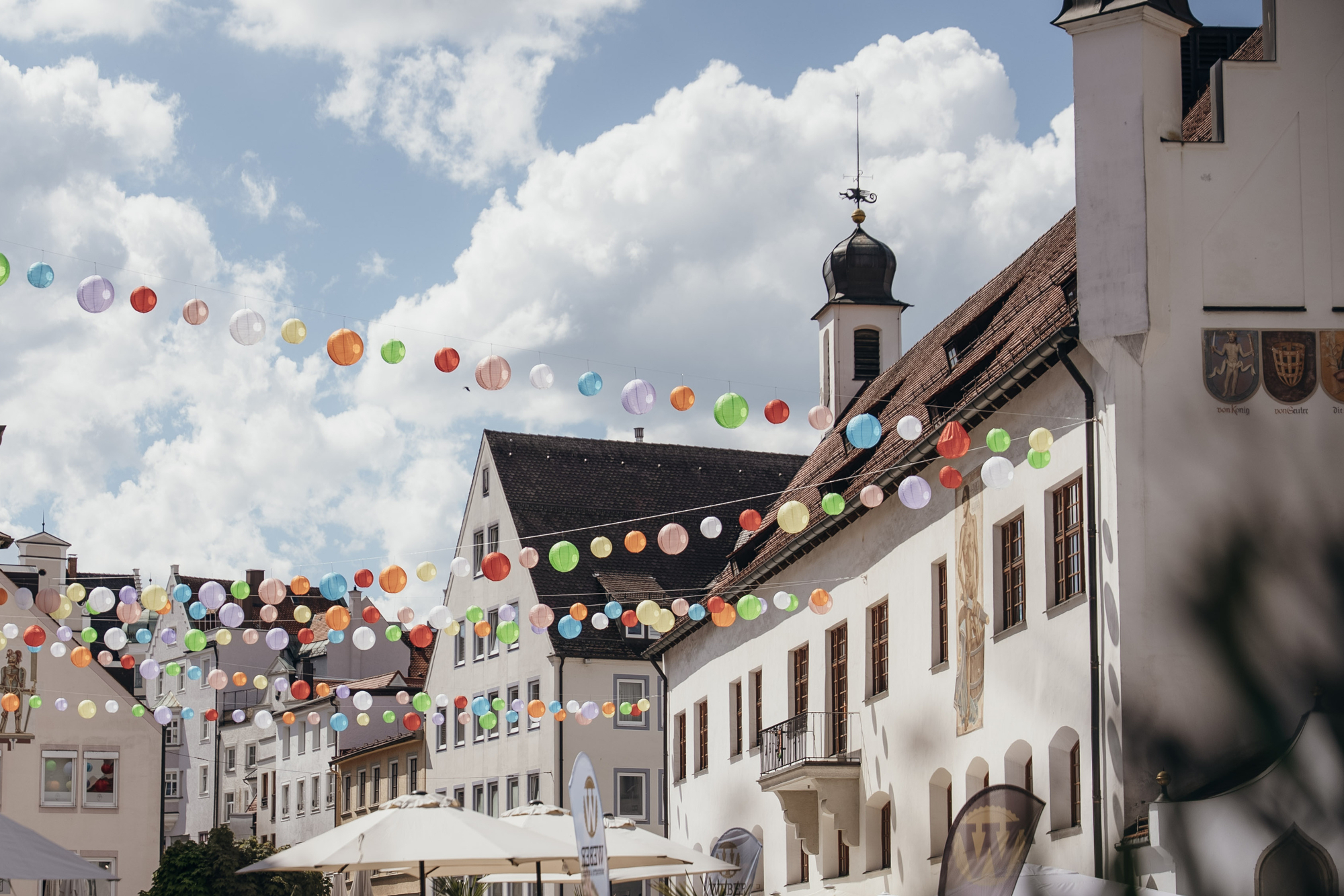 Bunte Lampions am Rathausplatz in Kempten. ©Jérôme Jugel Bunte Lampions am Rathausplatz in Kempten