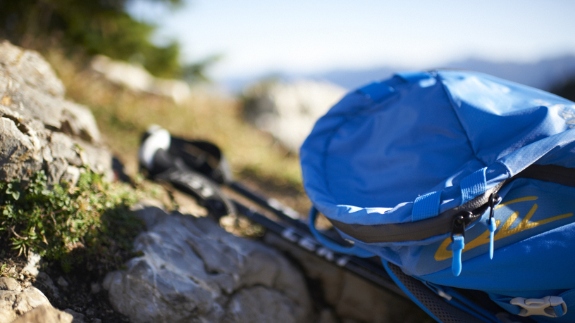 Wanderrucksack ©Allgäu GmbH, Marc Oeder Ein blauer Wanderrucksack liegt auf einem Stein.