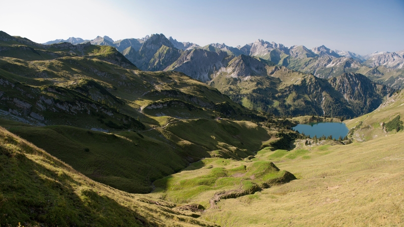 Blick auf den Seealpsee. ©Allgäu GmbH, Klaus-Peter Kappest Blick auf den Seealpsee und die Berge.
